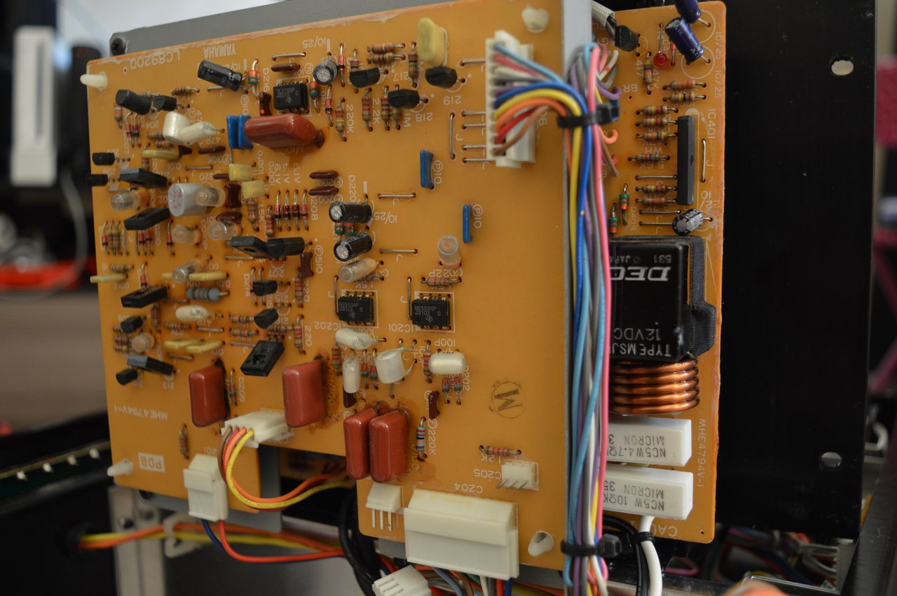 Yamaha PC2002M Справа блок защиты акустики